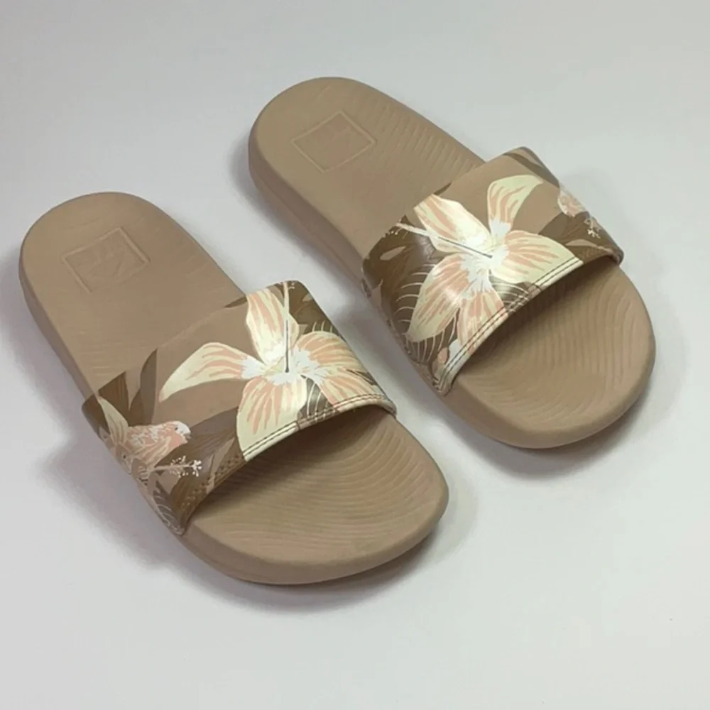 Reef Women’s One Slides in Sand Hibiscus
